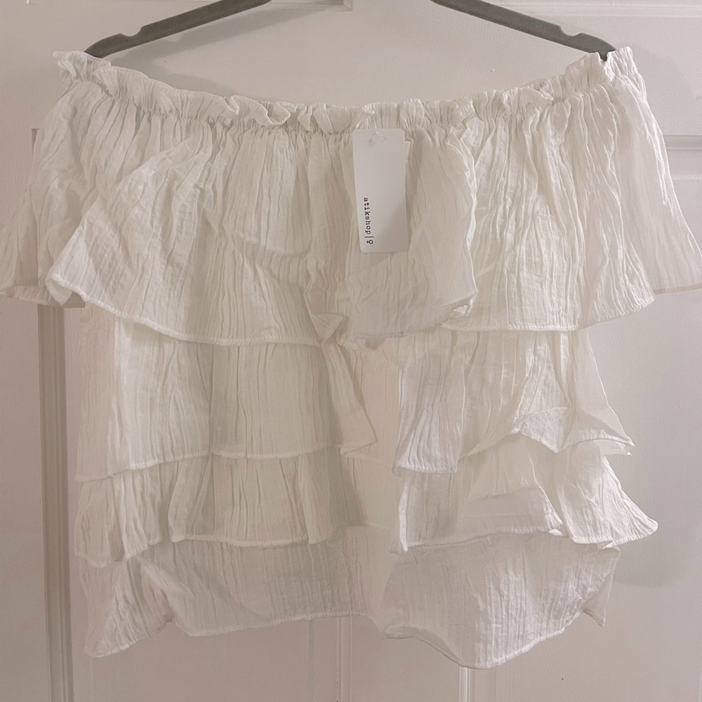 New with tags! White off shoulder ruffle top. Size M